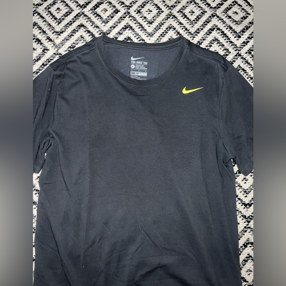 Grey and neon Nike men’s shirt - Picture 4 of 4